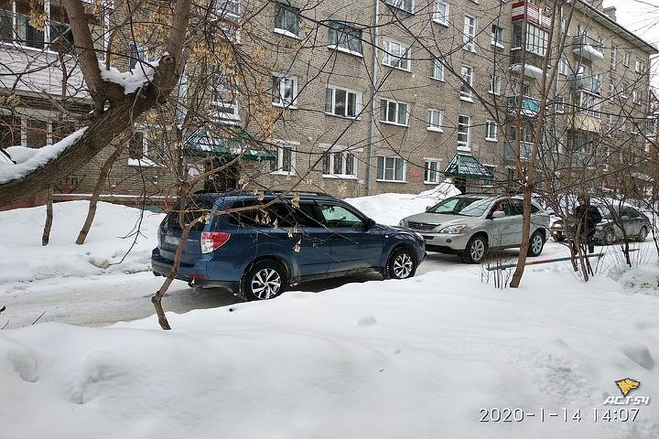 Автомобилисты никак не могли решить, кто и кому должен уступать дорогу. Фото: "АСТ-54"