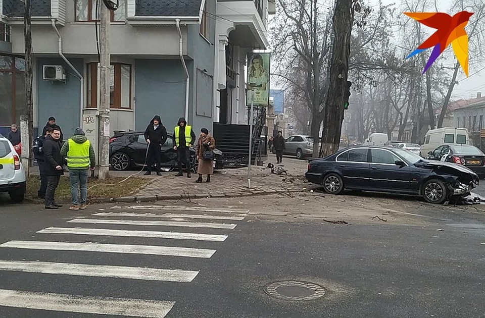 Один из автомобилей отбросило на тротуар