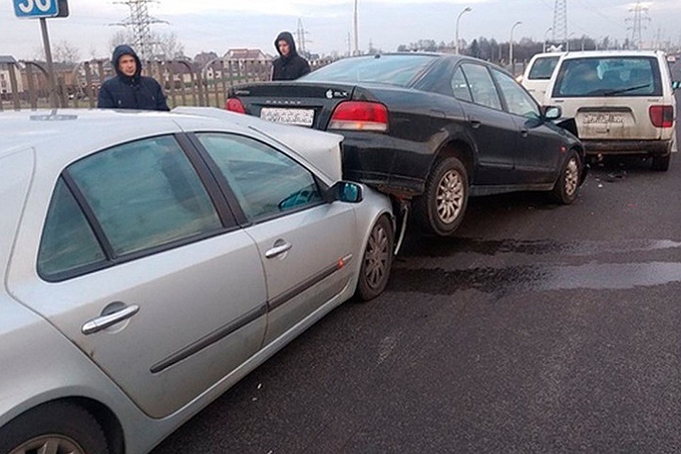 Поток авто замедлился, а водители не успели затормозить. Фото: ГАИ УВД Мингорисполкома.