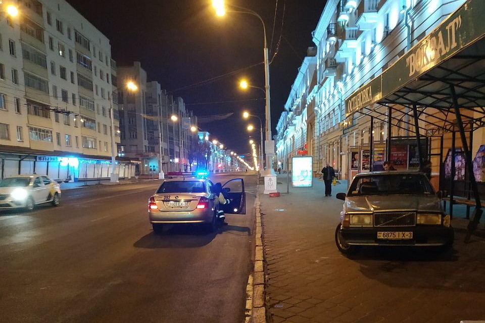 В Гомеле пьяный на «Вольво» протаранил остановку. Фото: t.me/GomelProbki