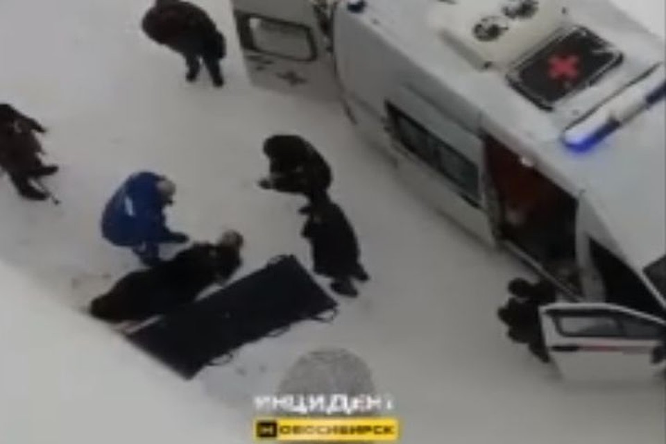 У женщины, найденной полуголой под окнами высотки, погибла дочь. Фото: стоп-кадр
