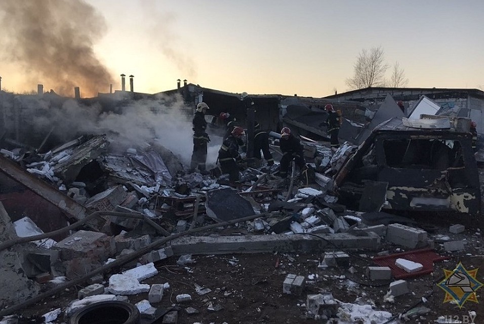 Пожарные разбирают завалы на месте взрыва в гаражно-потребительском кооперативе. Фото: МЧС.
