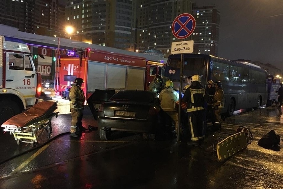 Врачи борются за жизнь пассажира смятого "Ауди". Фото: vk.com/spb_today