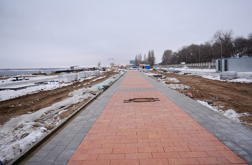 На новой набережной идет большая стройка.