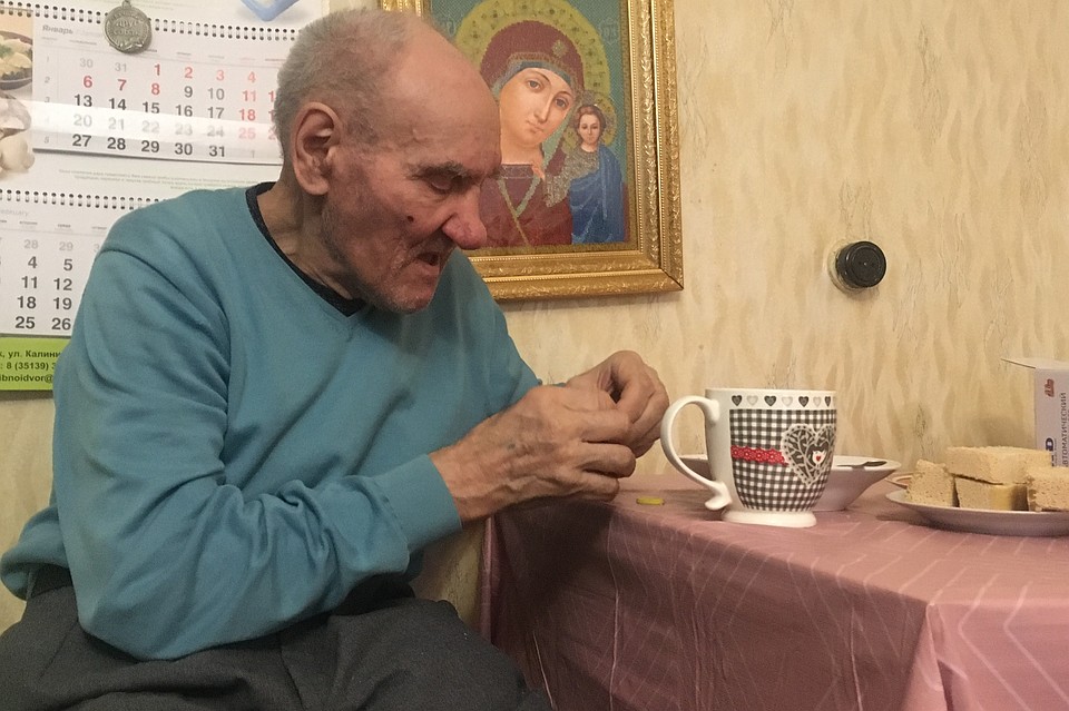 За время беседы мужчина съел несколько шоколадных конфет