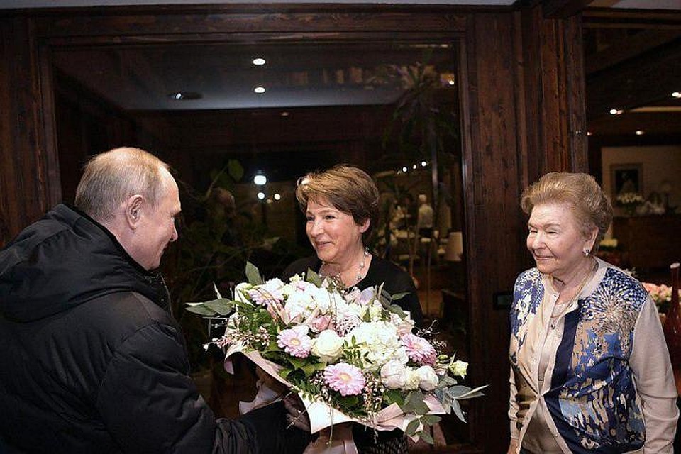 Владимир Путин поздравил Татьяну Юмашеву с Днем рождения. Справа – ее мама Наина Ельцина. Фото: пресс-служба Кремля