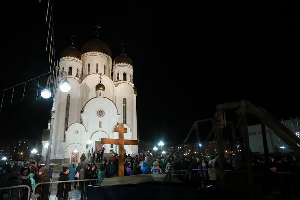 Возле Храма Рождества Христова собрались десятки верующих