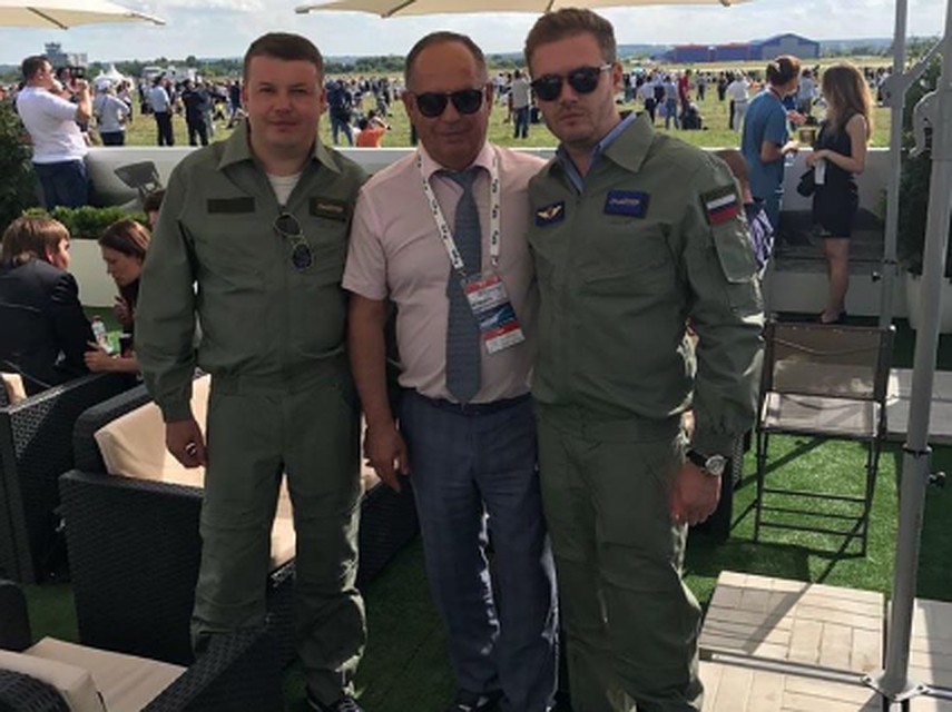 Директора украинского авиазавода уволили за фото в форме российского военного летчика