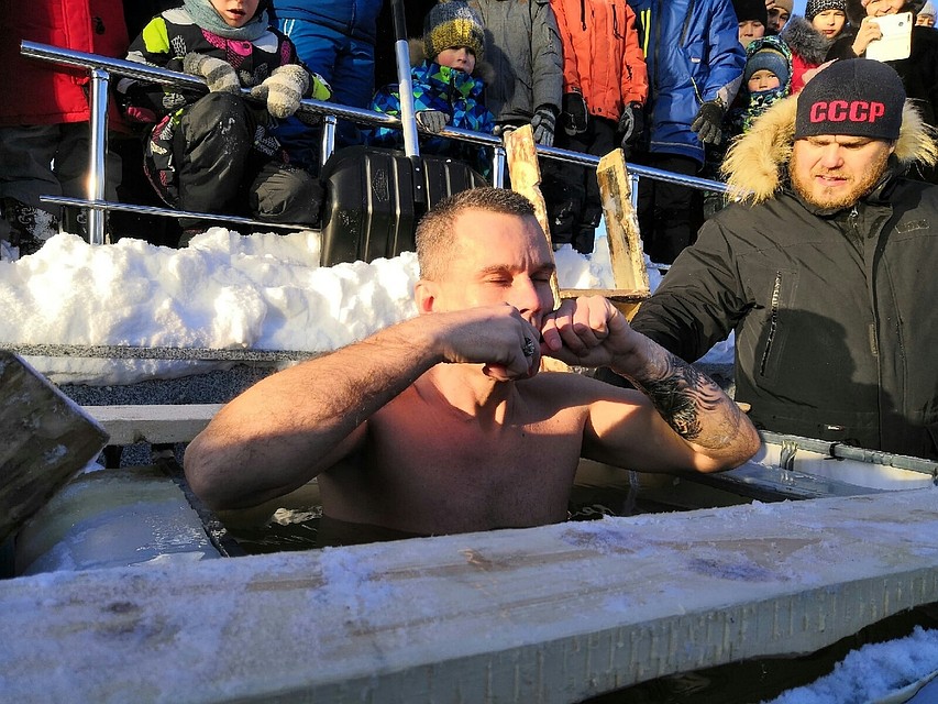 Олег сидел в ледяной воде и играл на варгане. Зрители были в восторге.