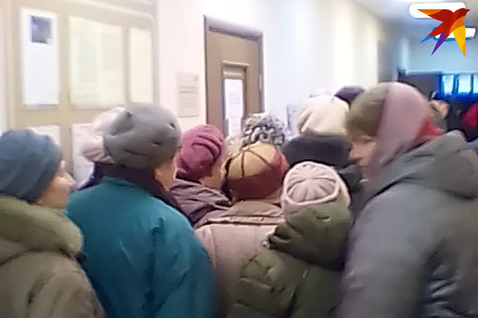 Такие очереди сегодня стояли в городском Центре соцподдержки.