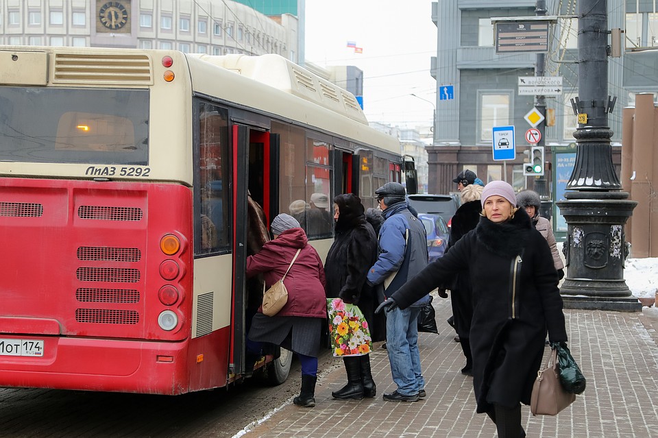В центре города на остановках висят табло с "живым" расписанием общественного транспорта.