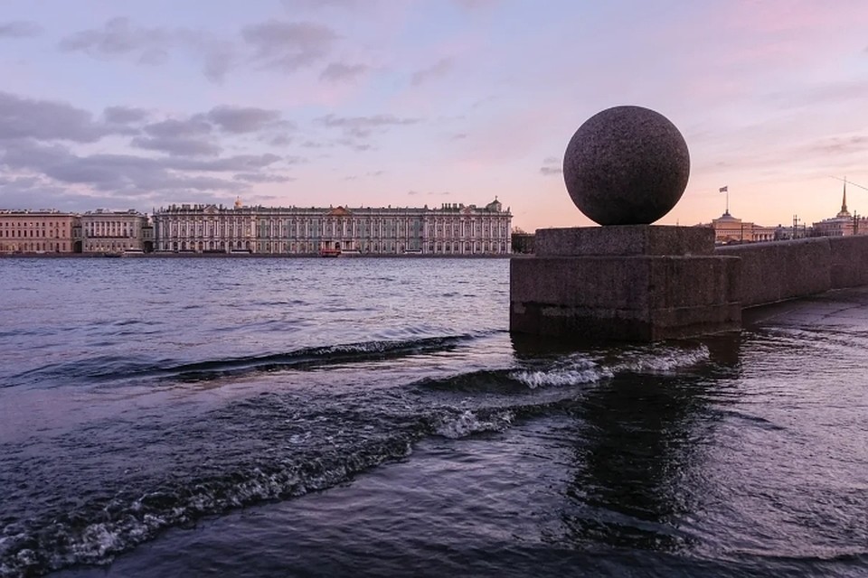 В МЧС приняли решения частично закрыть створы дамбы в Петербурге.