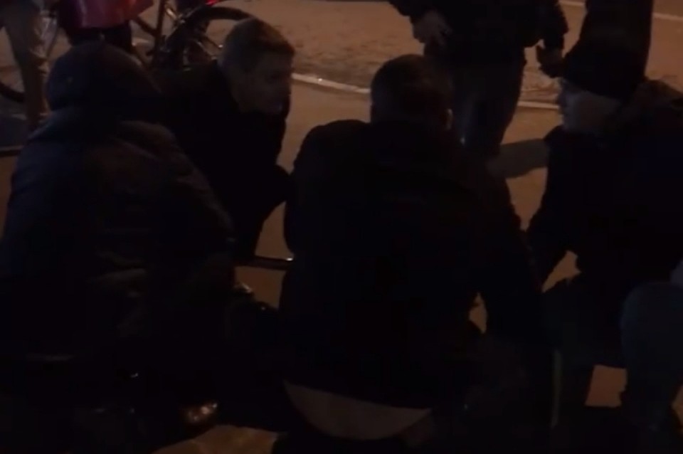 Прохожие в Петербурге самостоятельно задержали парня по подозрению в закладках. Фото: vk.com/vasilyevskiyostrov