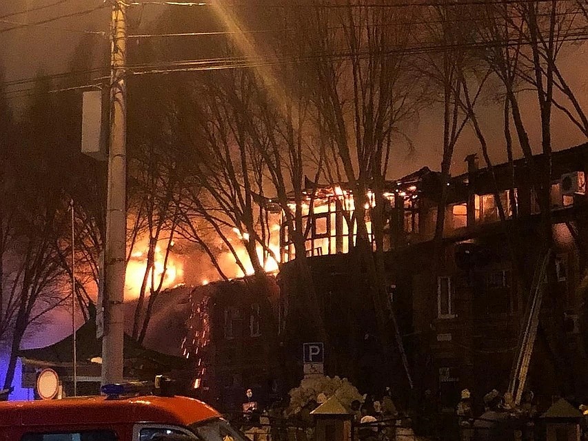 Пожар в ресторане "Золотая пагода" тушили пять часов. Фото: ГУ МЧС по Самарской области