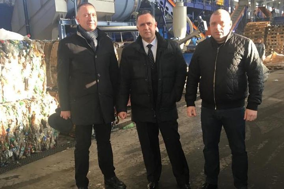 Николай Бездудный и Дмитрий Евтихов с директором ООО «Фантастик Пластик» Сергеем Халевским (в центре).