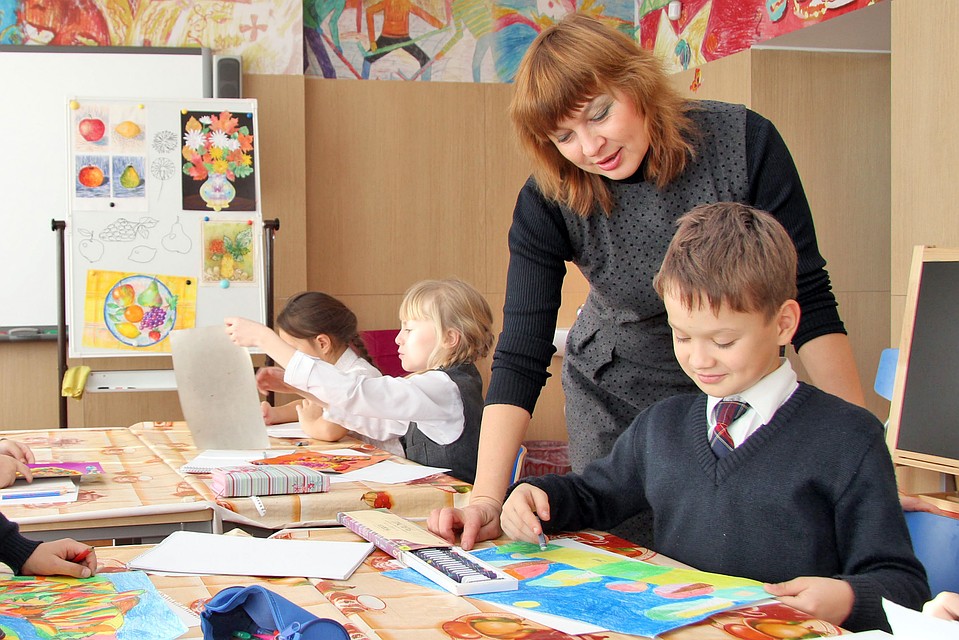 Урок рисования в школе.