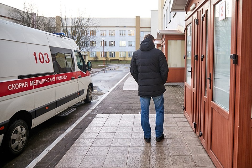 Скорая помощь доставила девушку с ожогами в больницу.