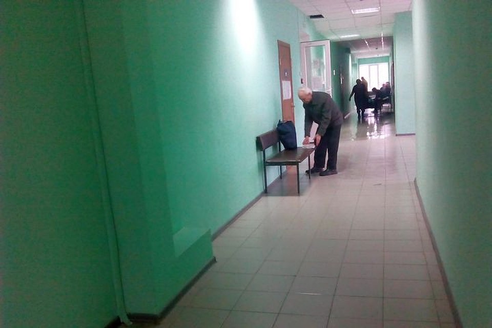 Ветерана положили в коридоре