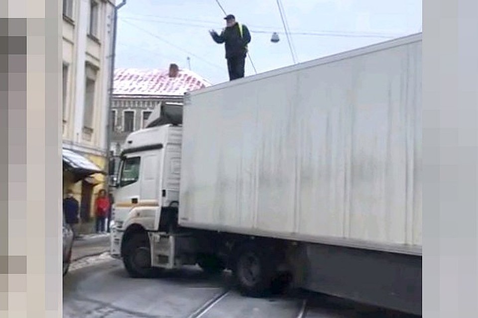 Водитель фуры перекрыл дорогу у офиса работодателя с требованием выплаты зарплаты.