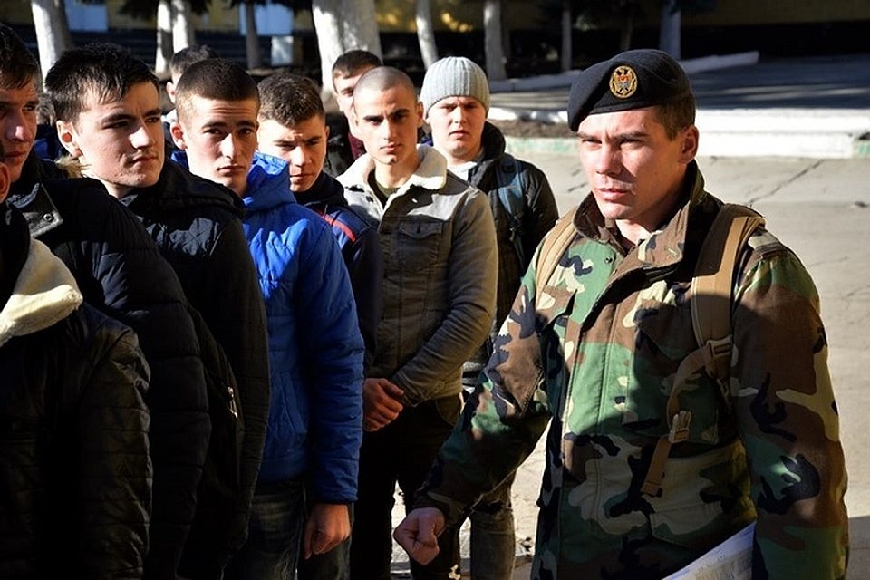Новобранцев встретили в воинской части Бельц и пожелали легкой службы (Фото: МО Молдовы).