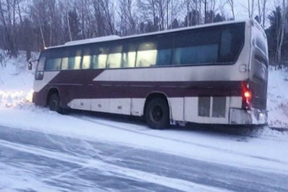В Хабаровском крае с трассы вылетел автобус с пассажирами