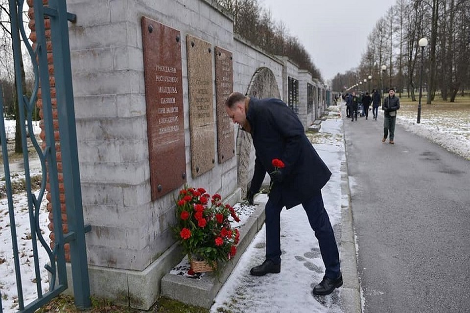 Ион Чебан почтил память погибших при защите блокадного Лениграда (Фото: соцсети).