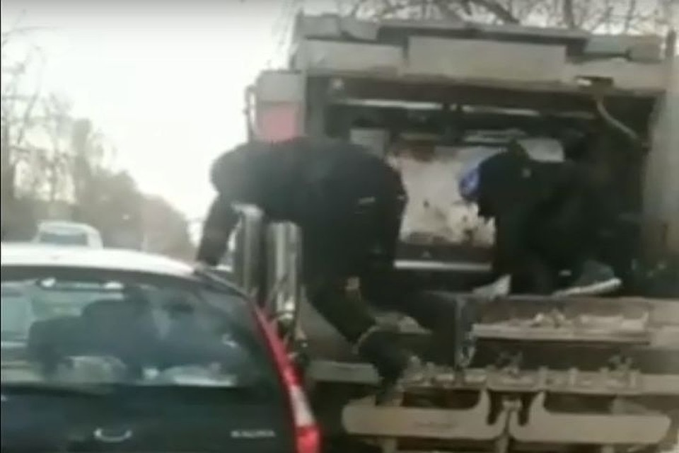 Общественники предполагают, что мужчины пытаются таким способом заработать. Фото: кадр из видео
