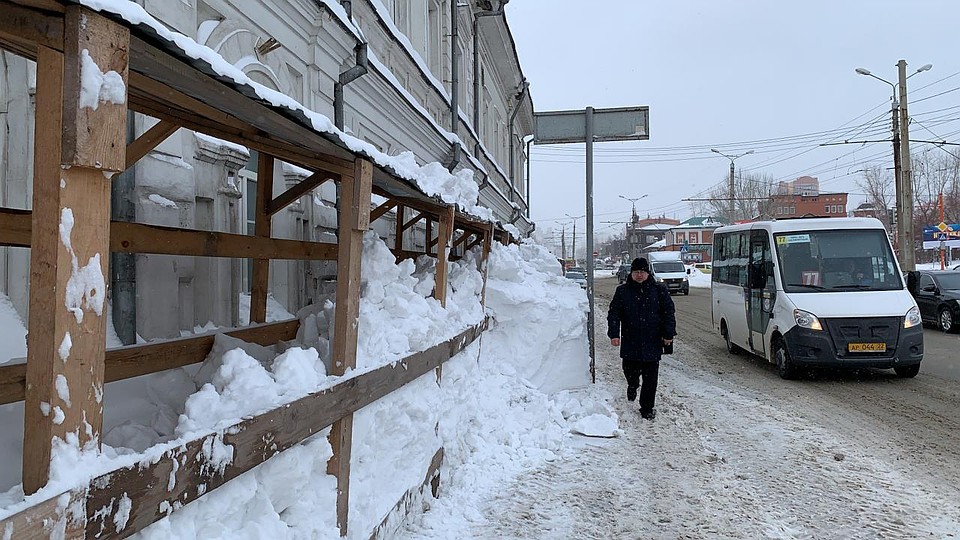 Пешеходный проход в снегу