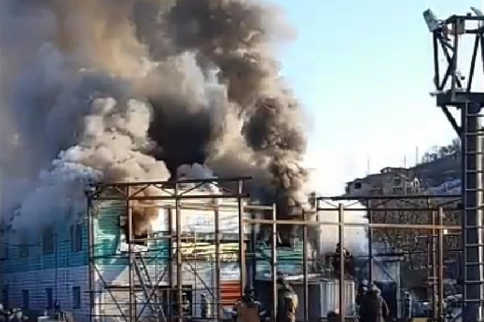 В Находке сгорел автосервис. Фото: print screen видео
