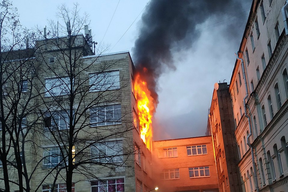 Из здания различными способами эвакуировали пять человек. Фото: vk.com/spb_today