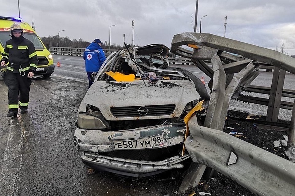 Водитель Opel умер в жестком ДТП на КАД
