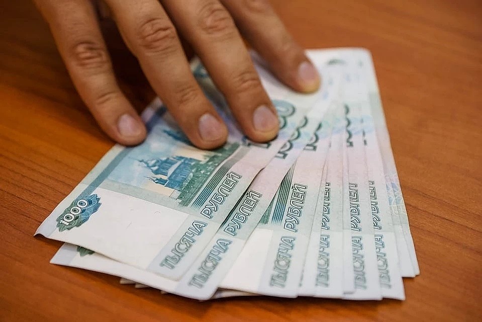 Предприниматель предлагал таможеннику 100 тысяч рублей