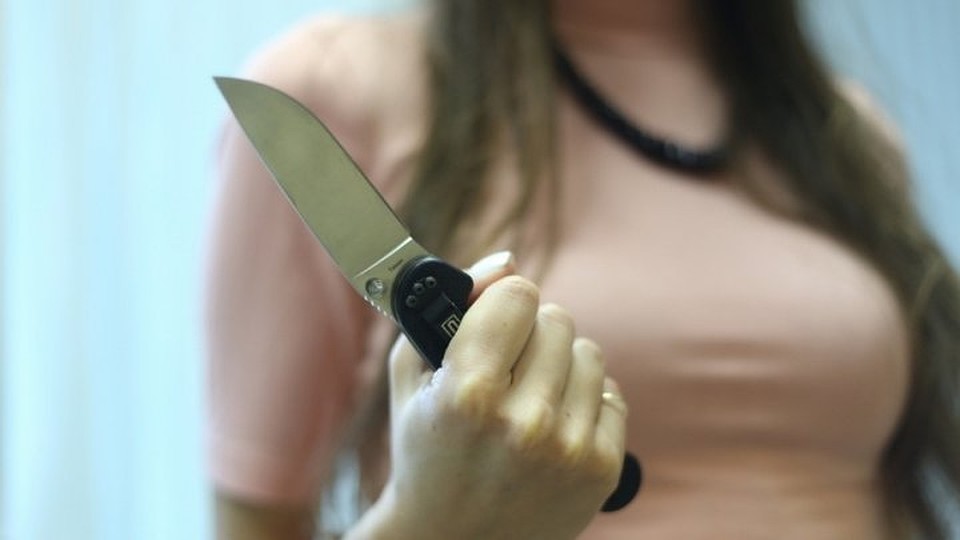 Отказалась платить за проезд: в Молдове 18-летняя пассажирка набросилась на водителя такси с ножом