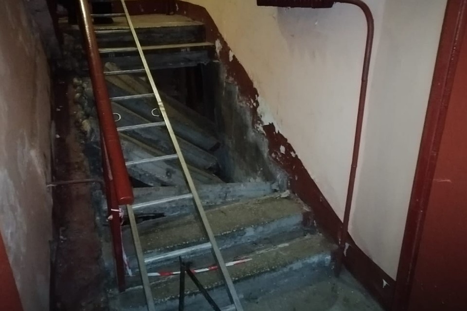 В доме на Кондратьевском проспекте частично обрушилась лестница. Фото: vk.com/spb_today