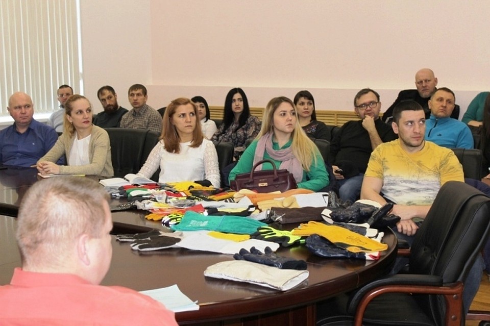 Сотрудники комбината с интересом примерили новые образцы и задали вопросы по поводу их состава и качества