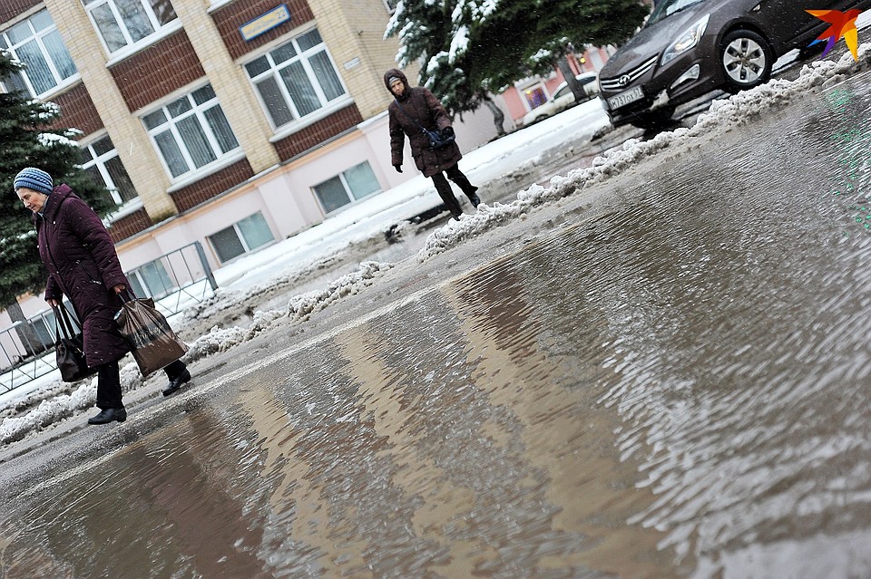 Ливневки не справляются с растаявшим снегом и дождем, на дорогах образуются лужи