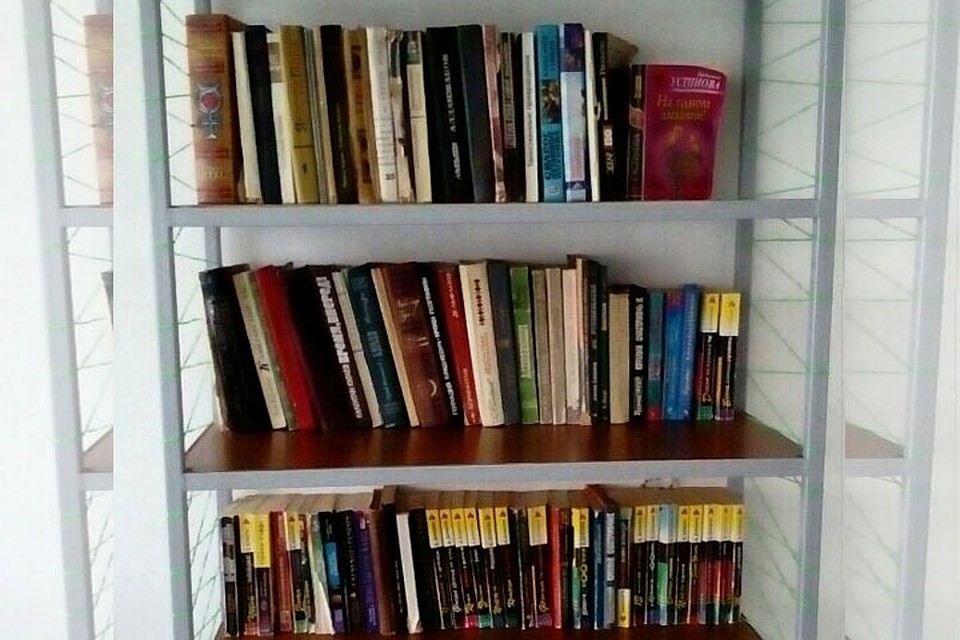Книжная полка в больнице. Фото: Наталья Юртова.