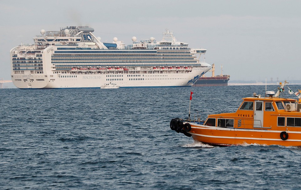 Фешенебельный круизный лайнер Diamond Princess отправили на карантин из-за коронавируса.