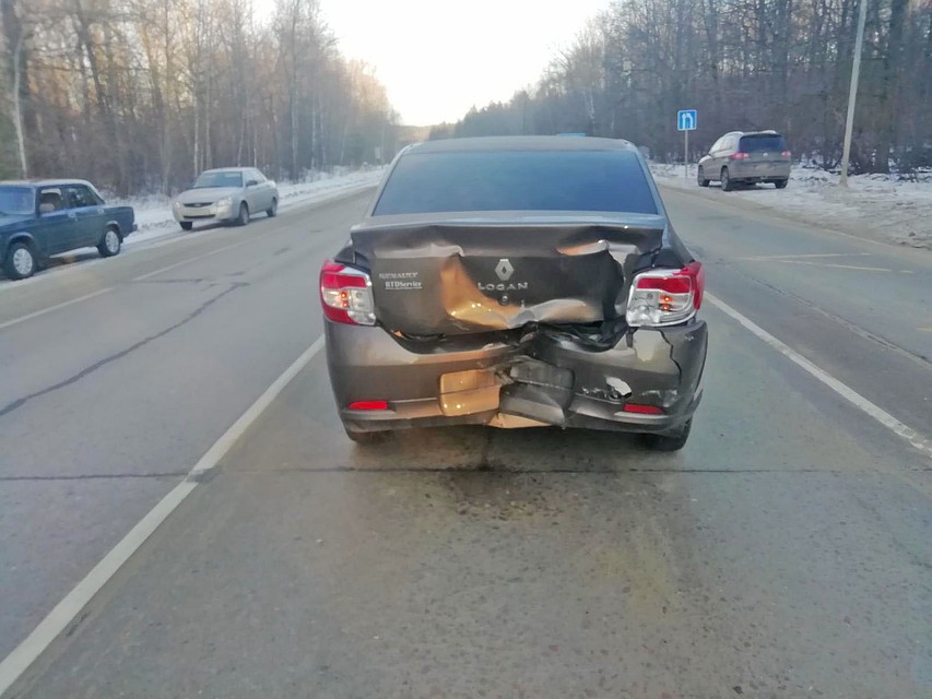 Один из автомобилей затормозил на "зебре"