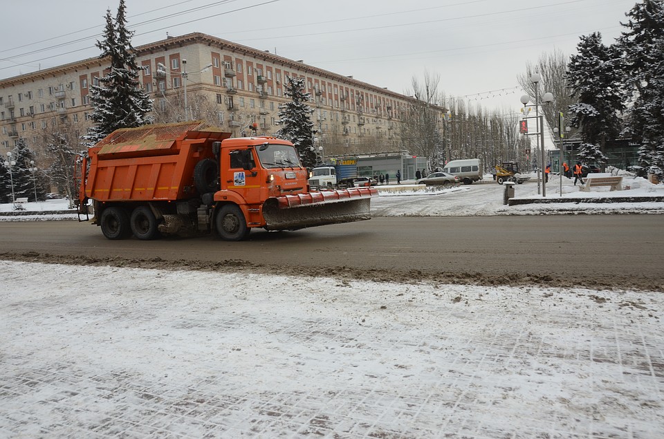 Женщина попала под КДМ на тротуаре в центре города.