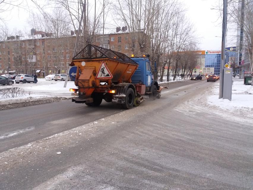 Более 600 единиц техники чистят снег на улицах Тюмени. Фото - пресс-служба администрации города Тюмени.