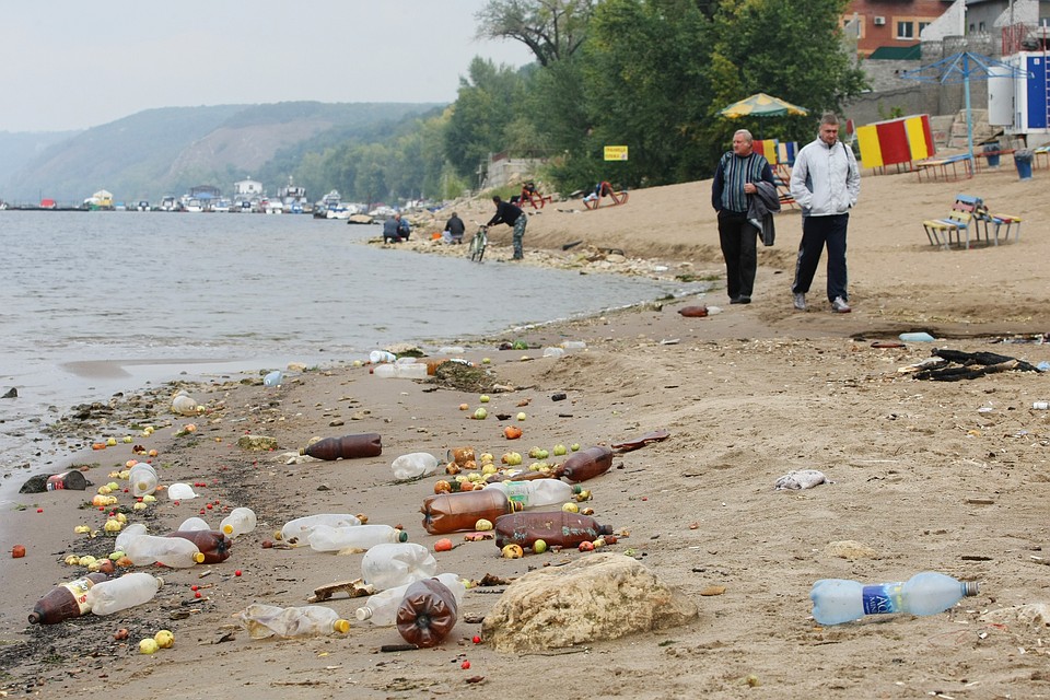 Мужчина просто решил прогуляться по морскому побережью.