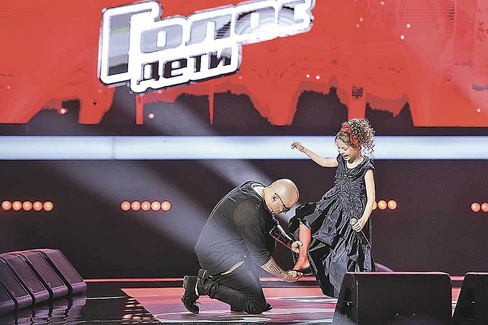 Дмитрий Нагиев уже явно отдал свое сердце юной Тае Скомороховой. Фото: Первый канал.