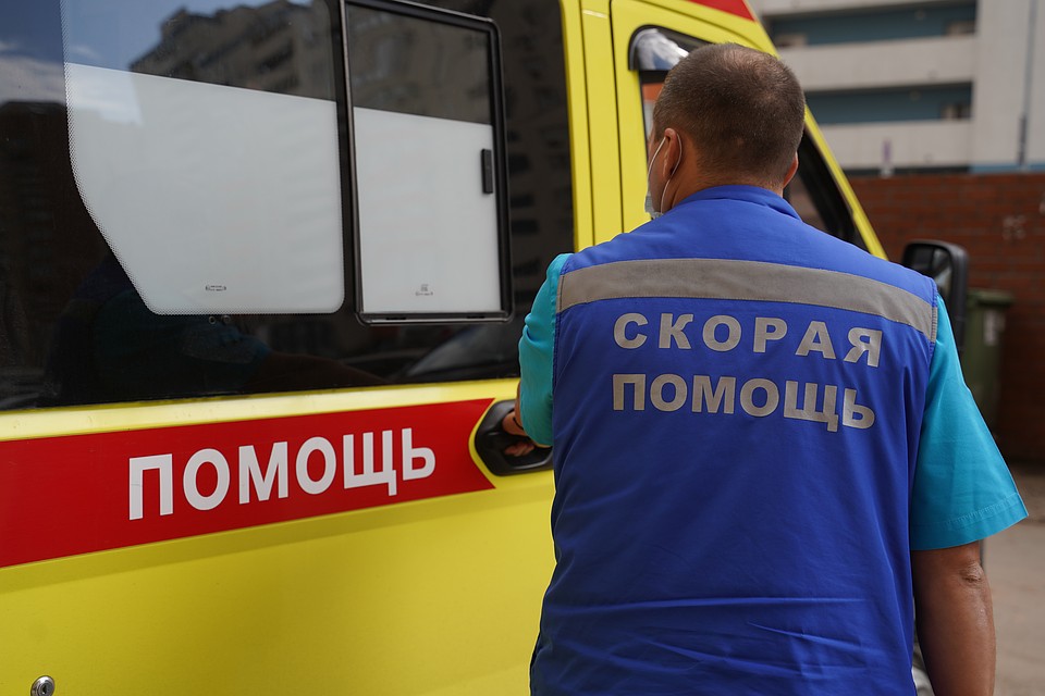 Мужчину увезли на скорой в больницу