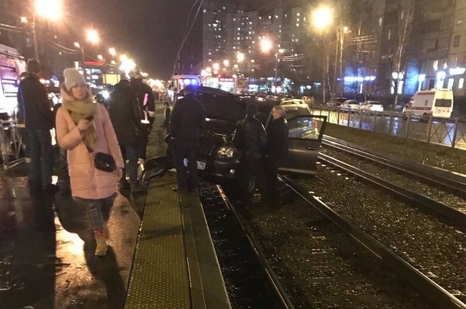 В Петербурге в трамвайную остановку влетел пьяный водитель "Тойоты". Фото: vk.com/spb_today