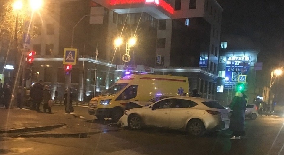 Две тюменских автоледи не смогли поделить перекресток. Фото - "Авто Тюмень. ДТП".