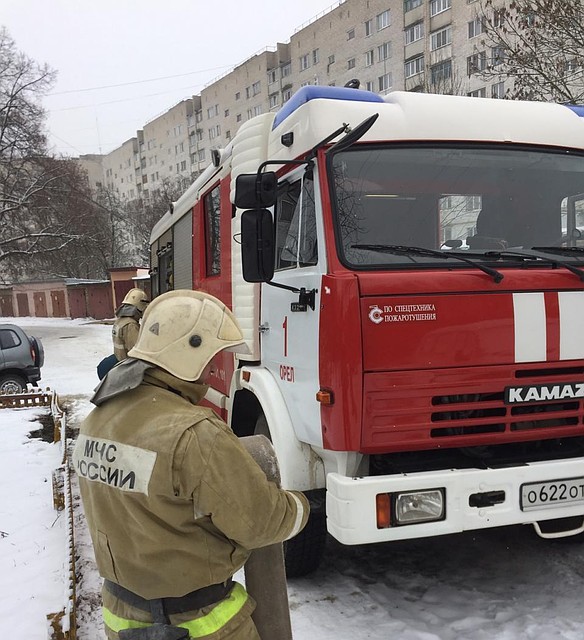В орловской пятиэтажке на выходных загорелся балкон. Фото: пресс-служба ГУ МЧС России по Орловской области
