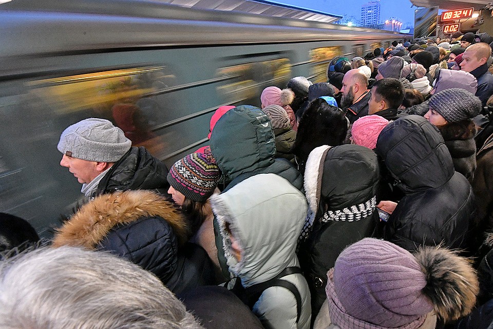 "Штурм" утреннего поезда метро на станции "Выхино".