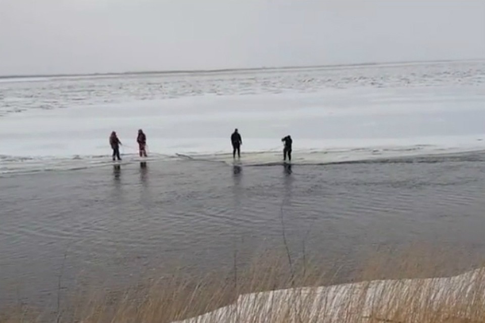 Поисковики в Хабаровске поделились видео с места, где машины ушли под лед ФОТО: ПСО «Амур-поиск»