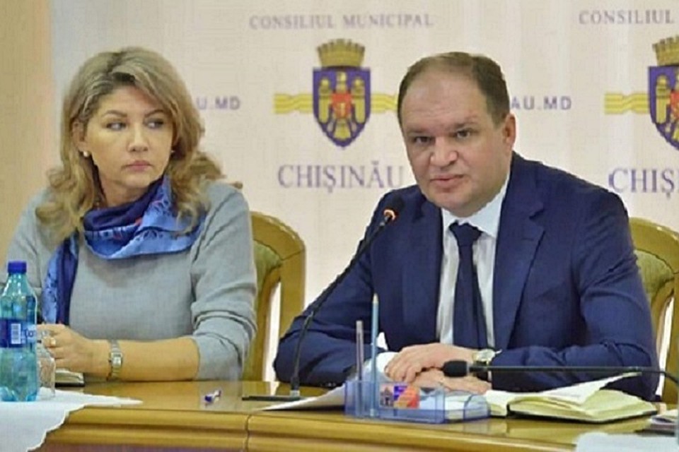 Ион Чебан подчеркнул, что пока владельцы микроавтобусов не приведут в порядок свою деятельность, примэрия не согласится на повышение стоимости проезда. Фото: actualitati.md